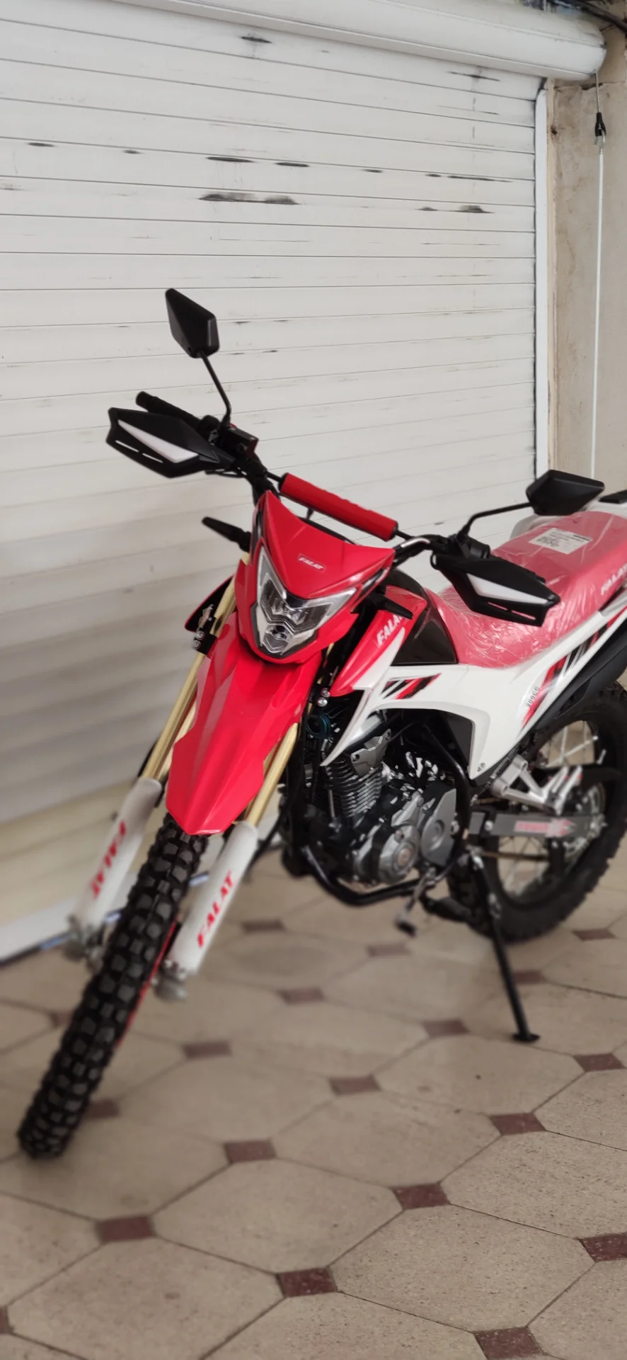 جهان همتا‏، فلات CRF200‏