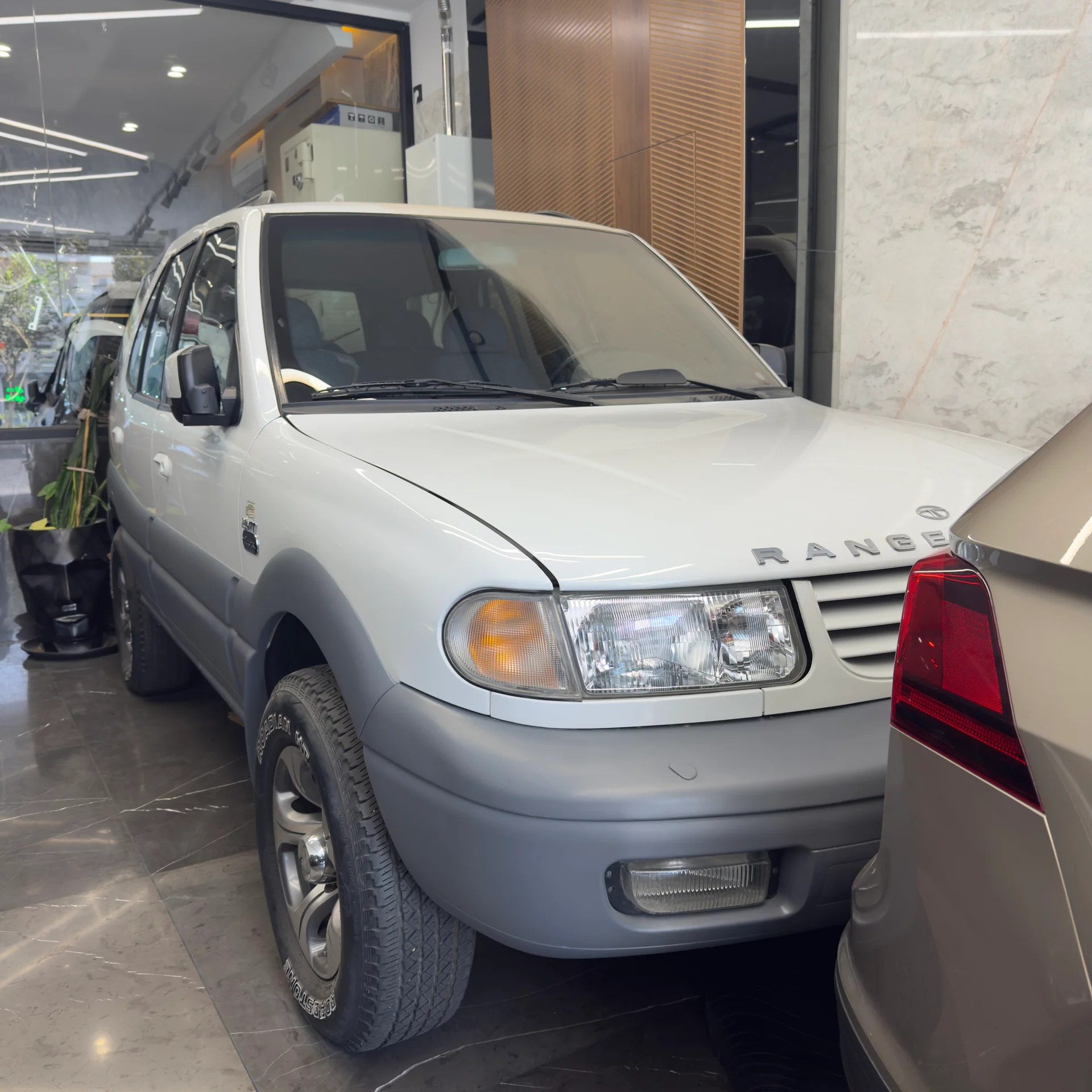 لندرور‏، گوناگون‏