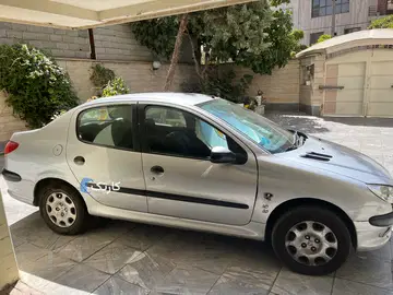 ۲۰۶ SD V8 مدل ۹۰ | کاملاً بی‌رنگ | شاسی پلمپ | ۱۰ ماه بیمه - تصویر 4