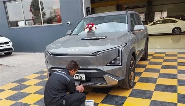 نخستین خودرو الکتریکی کیا در خیابان‌های ایران ظاهر شد